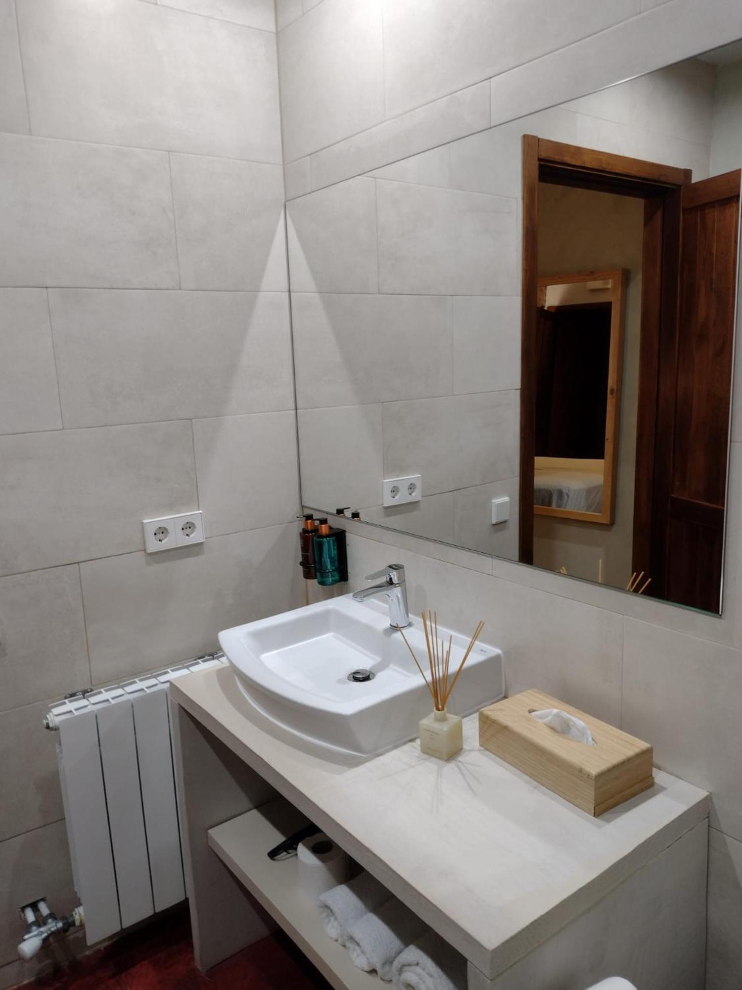 Hostal De Bianya ลาวัล เด เบียนยา ภายนอก รูปภาพ